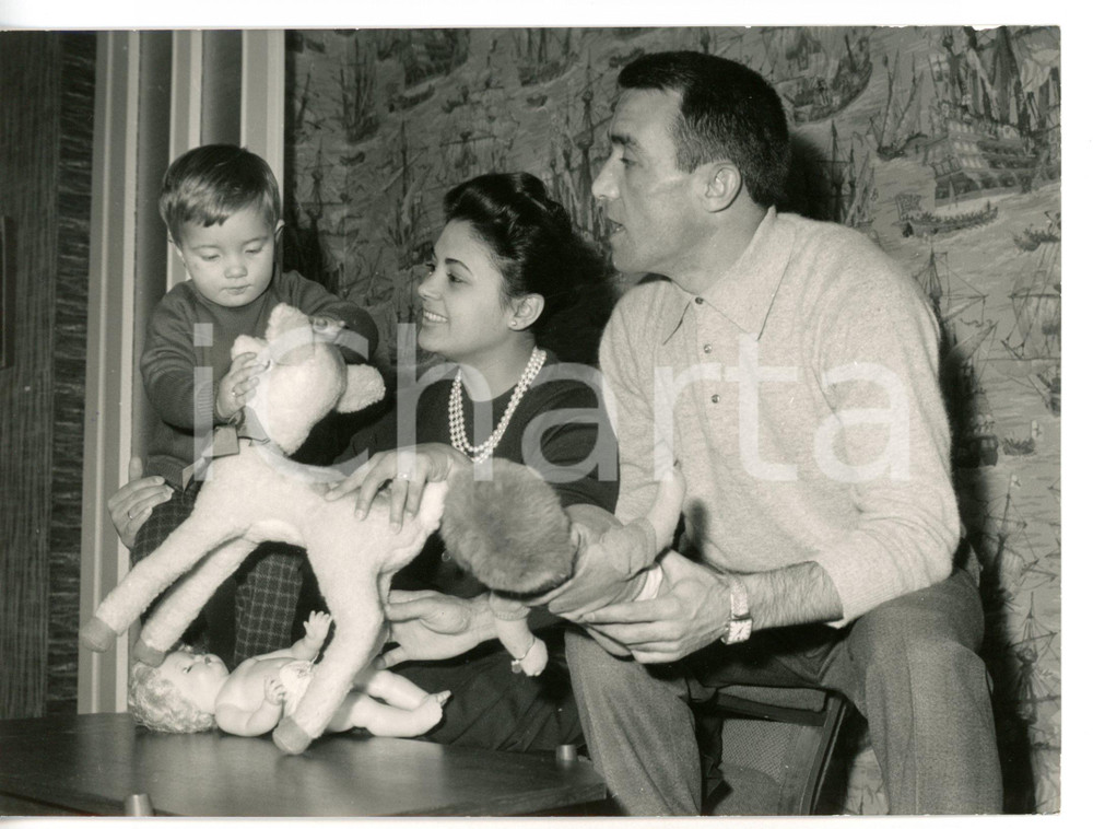 1960 ca TORINO CALCIO Centrocampista Luis DEL SOL con la famiglia *Foto 18x13 cm
