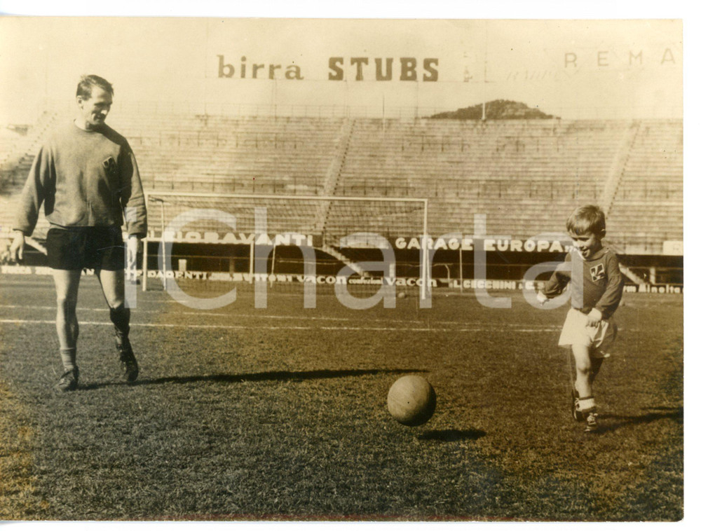 1964 FIRENZE CALCIO - FIORENTINA Attaccante Kurt HAMRIN si allena con il figlio