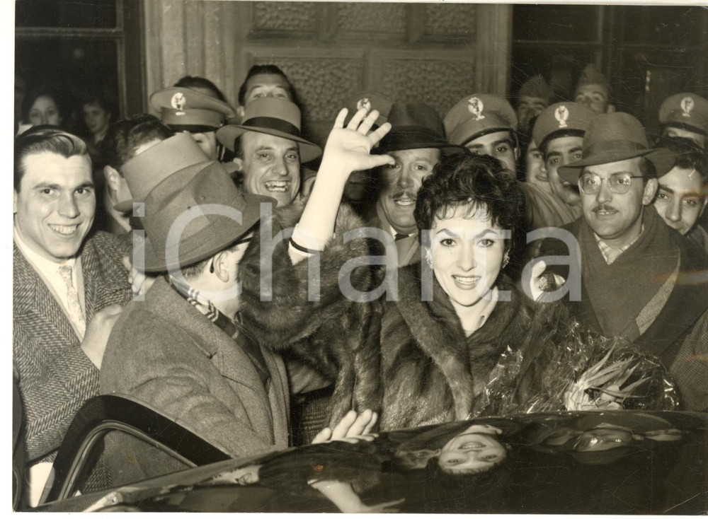 1956 BOLOGNA Arrivo di Gina LOLLOBRIGIDA per un evento benefico *Foto 18x13
