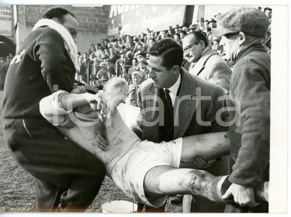 1955 ca PADOVA CALCIO Serie A - Giovanni AZZINI esce per infortunio *Foto 18x13