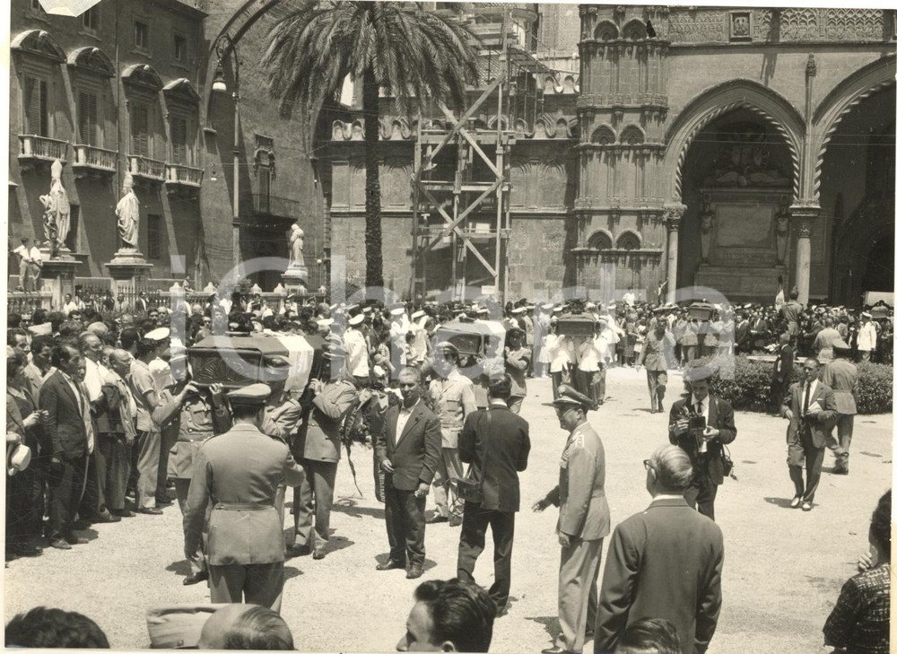 1963 PALERMO MAFIA Funerali STRAGE DI CIACULLI - Uscita bare dalla Cattedrale