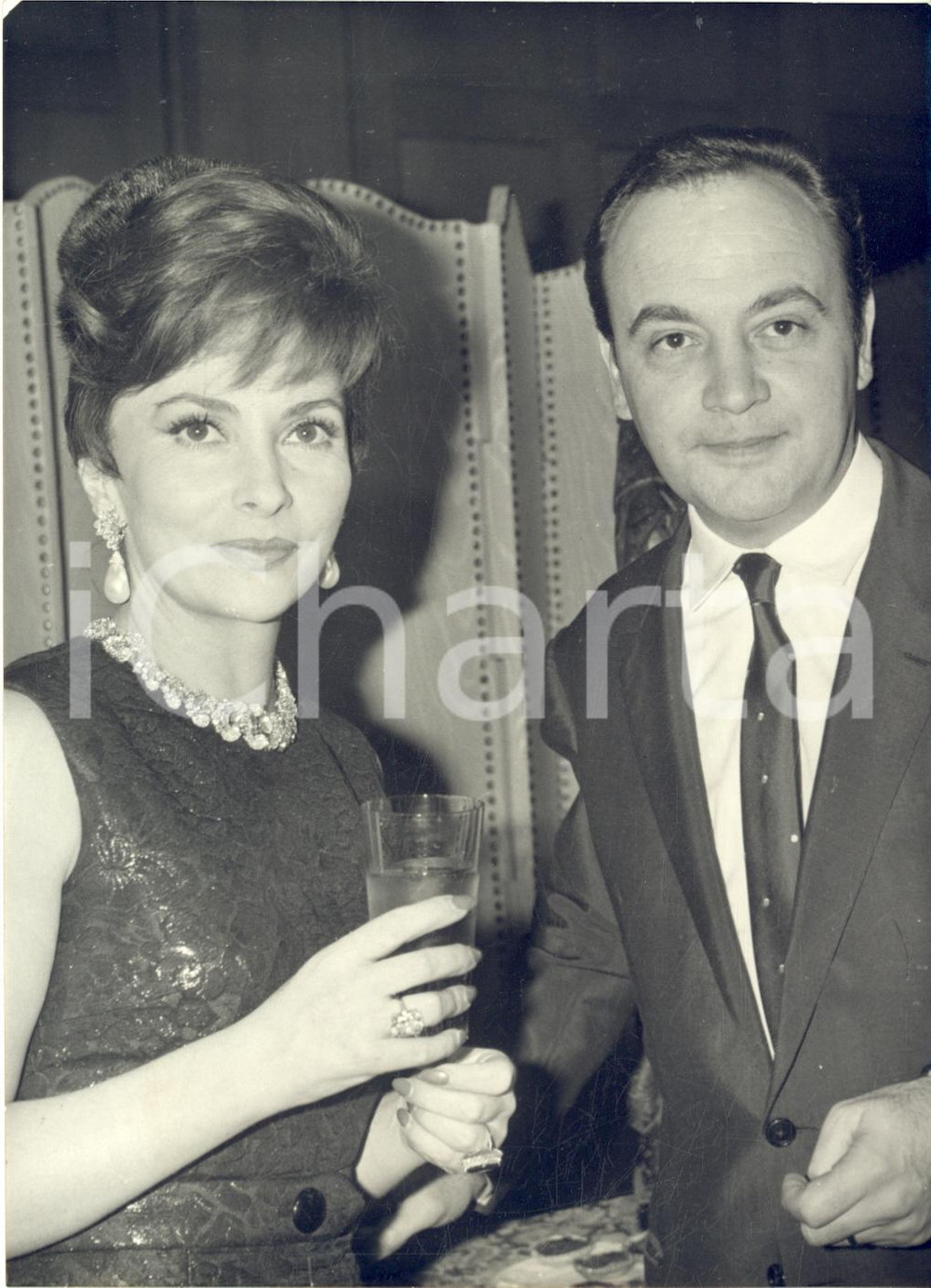 1963 PARIS Gina LOLLOBRIGIDA e Raymond PELLEGRIN dopo una conferenza stampa 