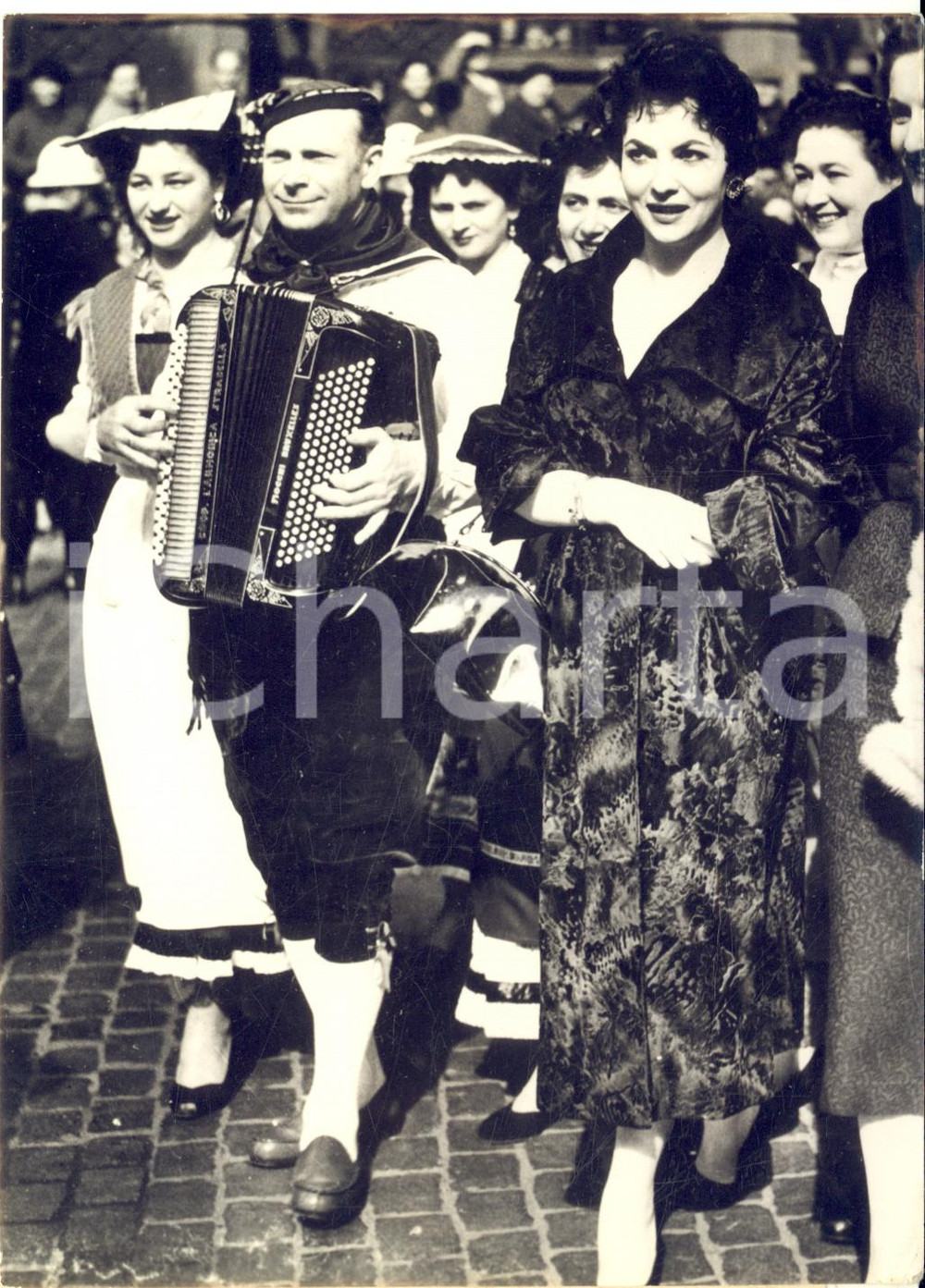 1954 BRUXELLES Gina LOLLOBRIGIDA accolta da gruppo folk italiano - Foto 13x18