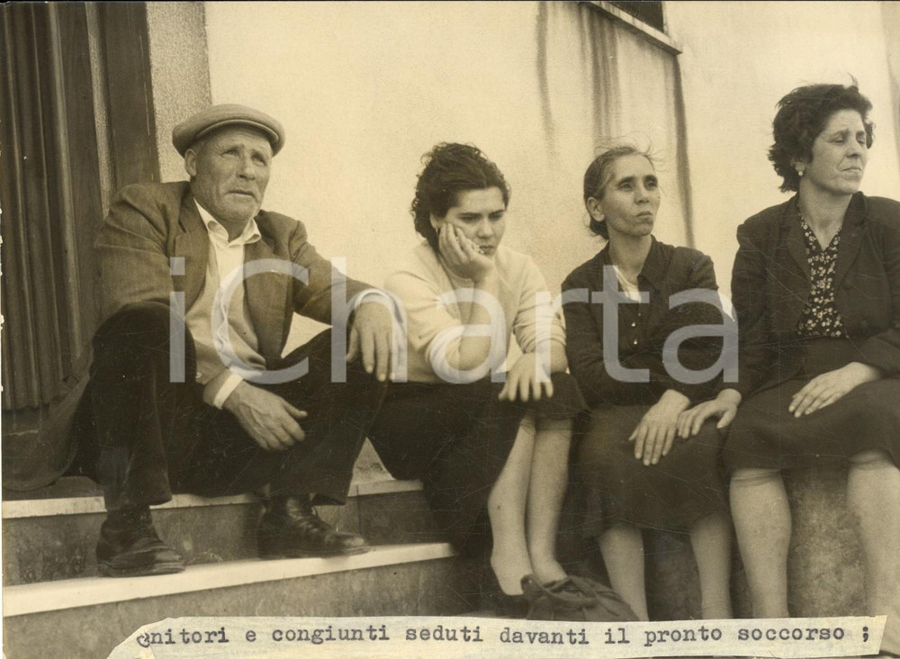 1960 MEZZOJUSO (PA) Parenti della vittima di un delitto passionale - Foto