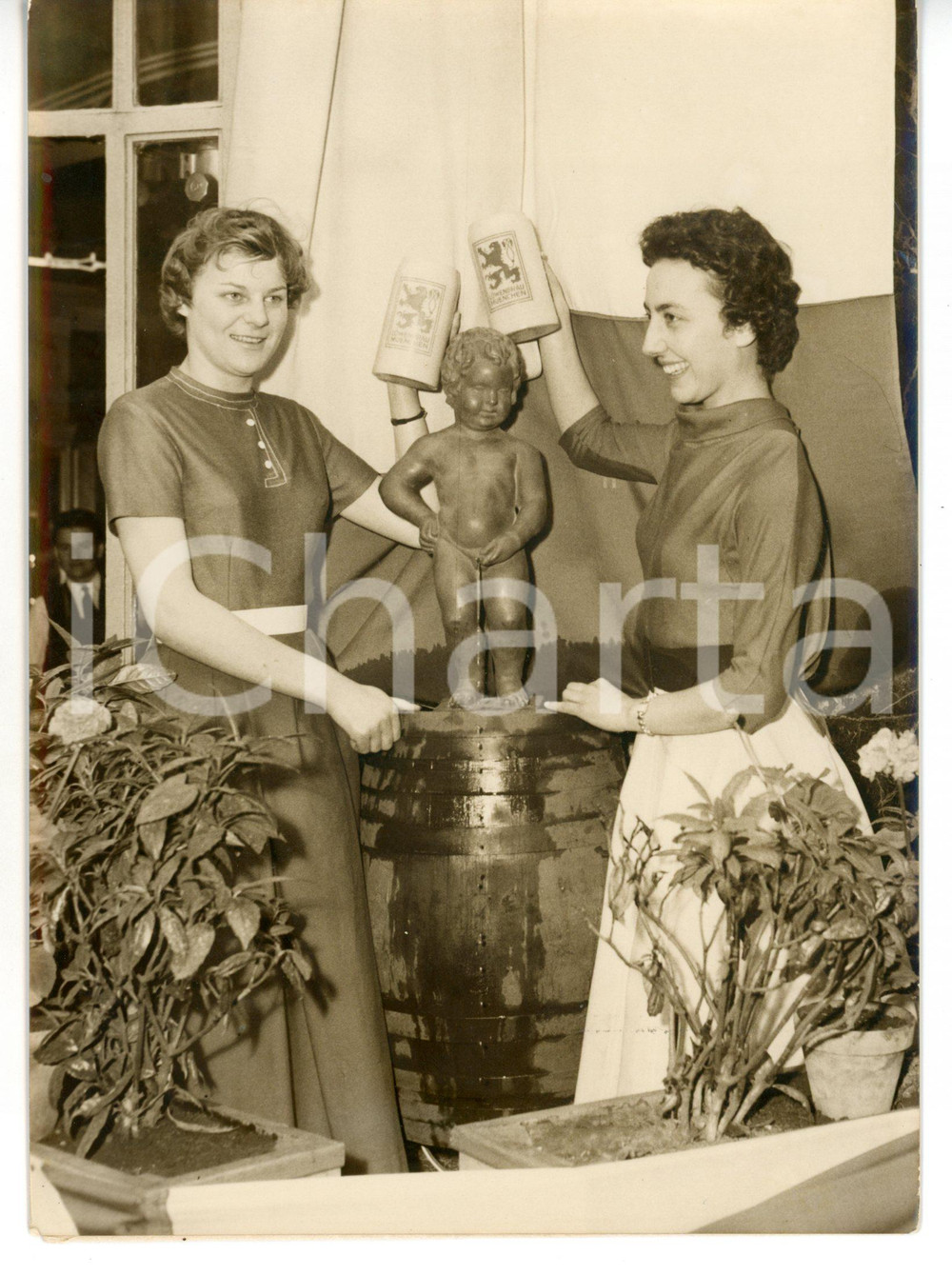 1957 PARIS Rue du 4 SEPTEMBRE - Brindisi con birra LOWENBRAU - Manneken Pis