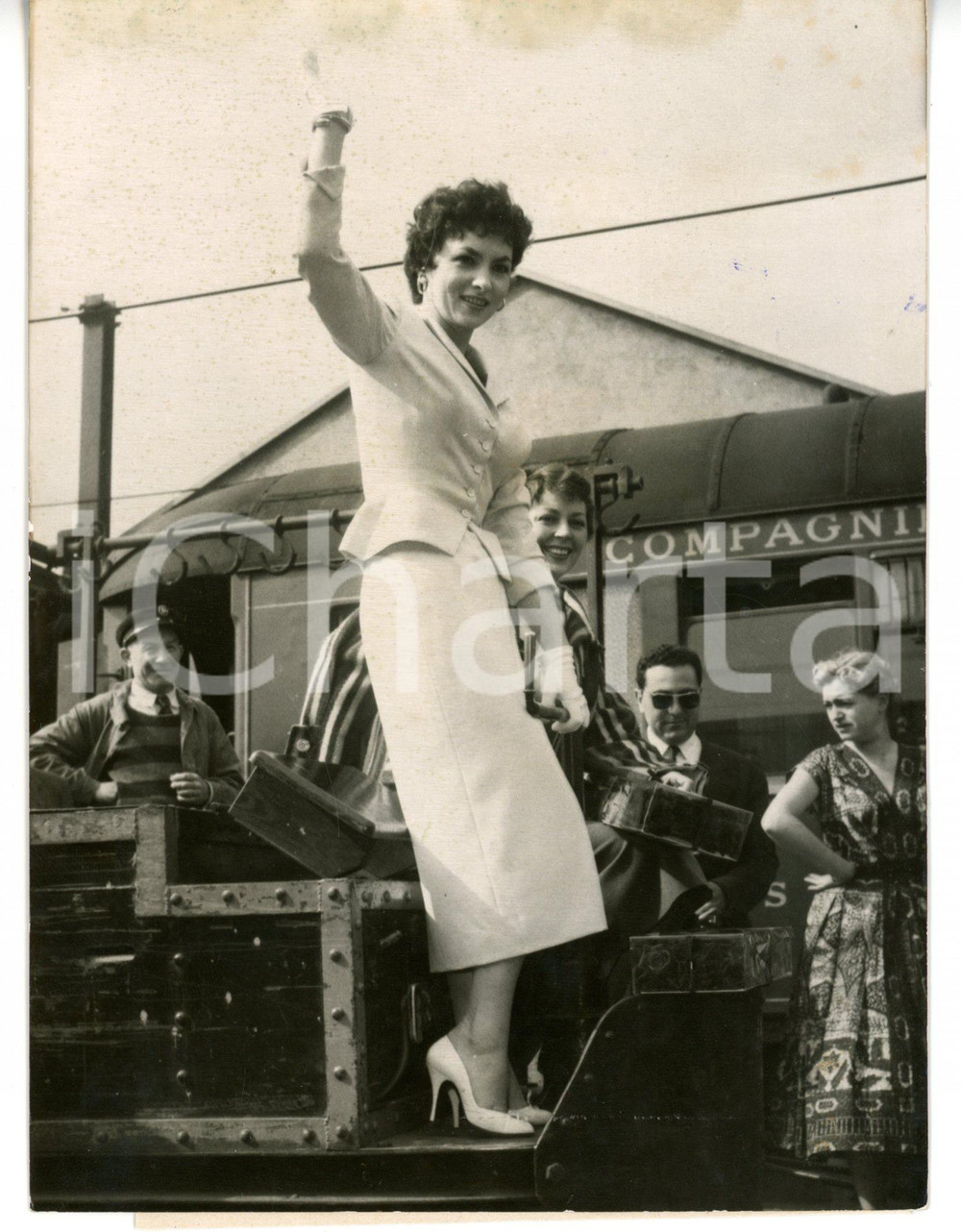 1955 LIONE - SNCF Gina LOLLOBRIGIDA con Anne VERNON alla stazione *Foto 12x16 cm