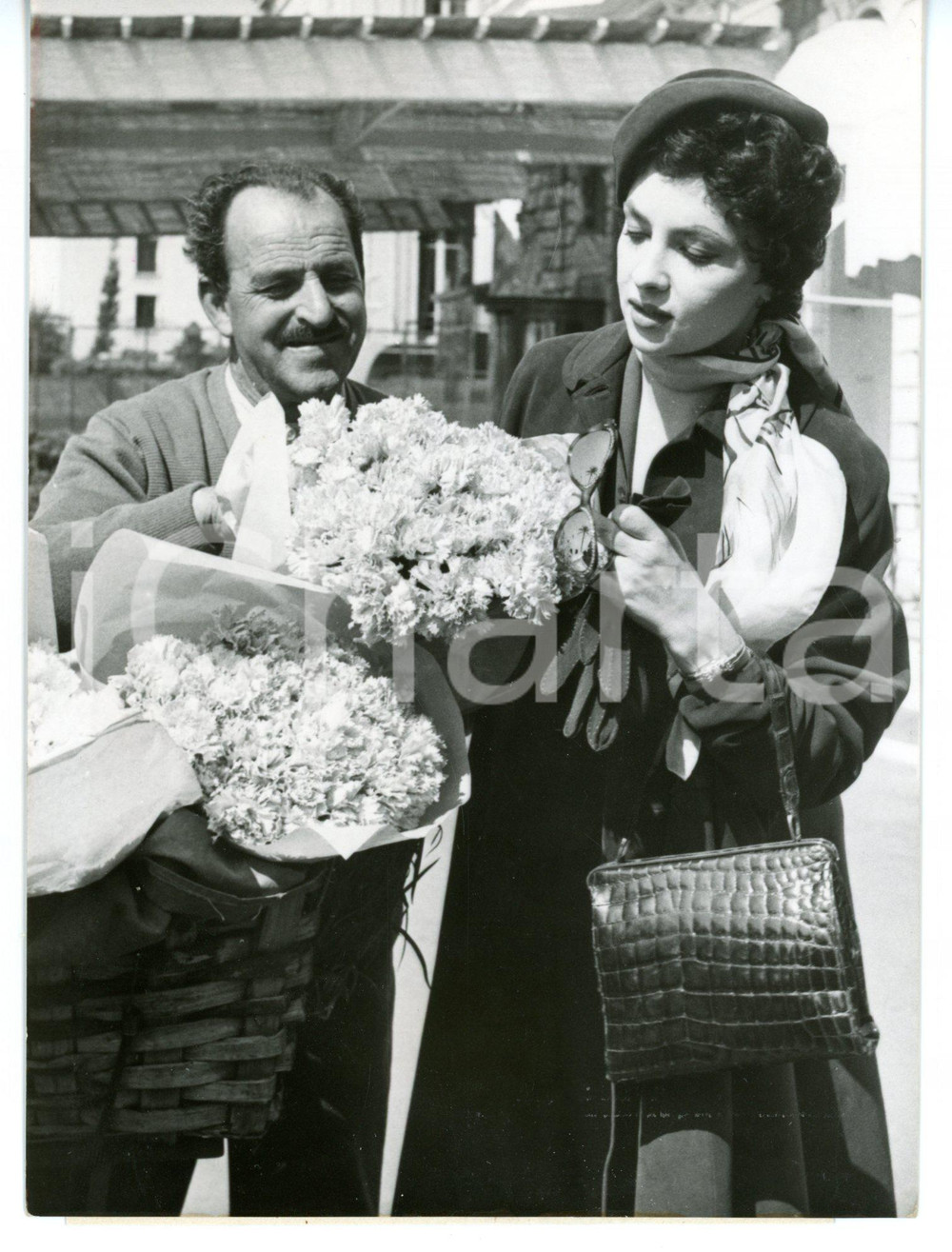 1954 CANNES Gina LOLLOBRIGIDA compra mazzo di garofani da un venditore ambulante