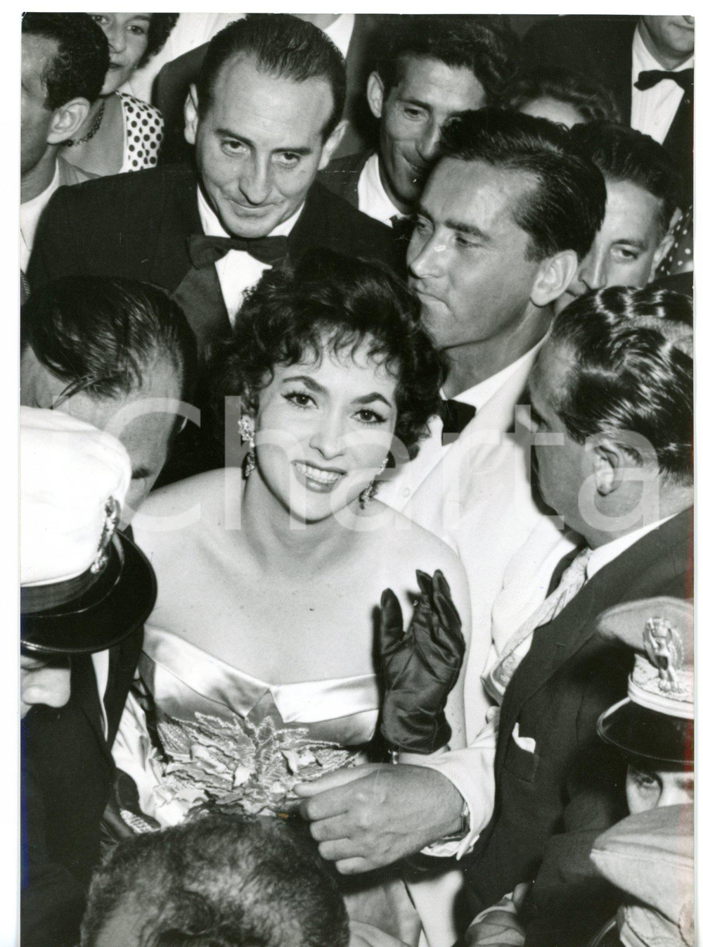 1956 VENEZIA Mostra del Cinema - Gina LOLLOBRIGIDA con Milko SKOFIC tra i fan