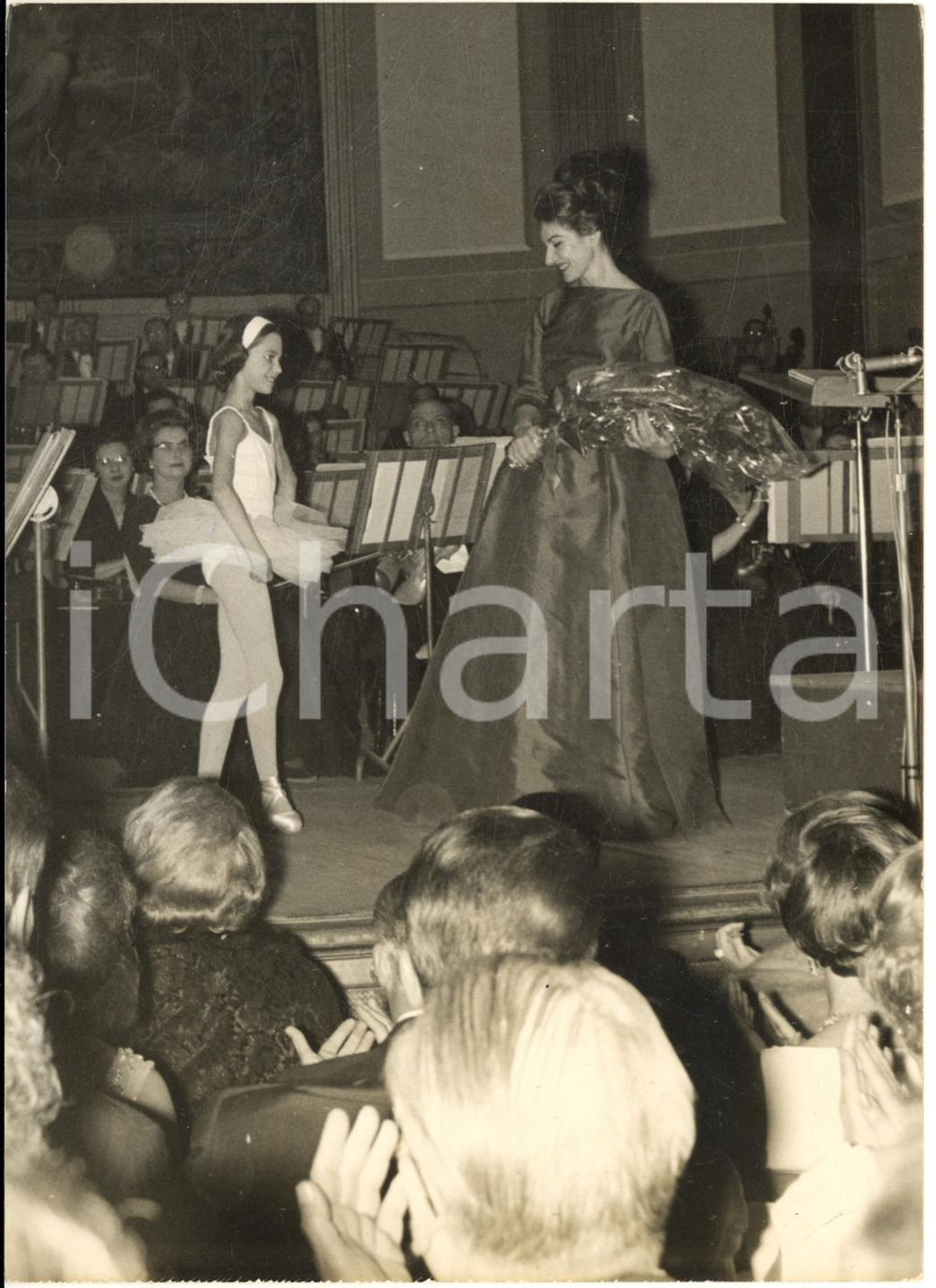 1963 PARIS Théâtre Champs Elysées - Maria CALLAS reçoit roses après son récital