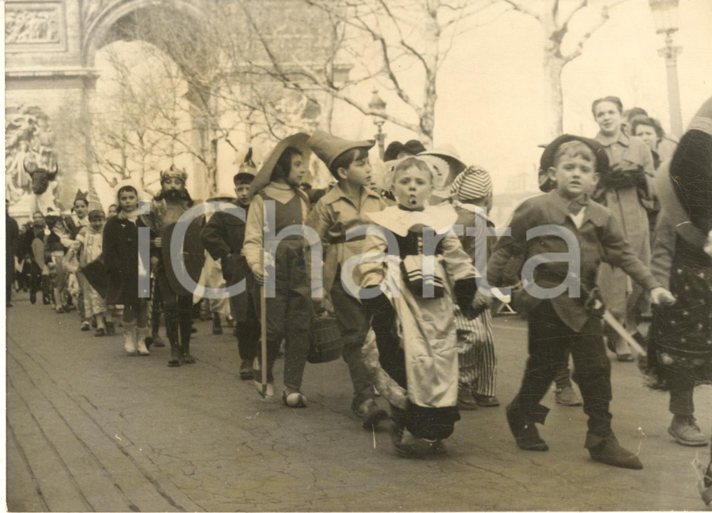 Fotografia d epoca originale 1956 PARIS CARNAVAL Mardi Gras  DÃ©filÃ© Ã©coliers de SAINTMANDE  Photo 18x13 cm 1