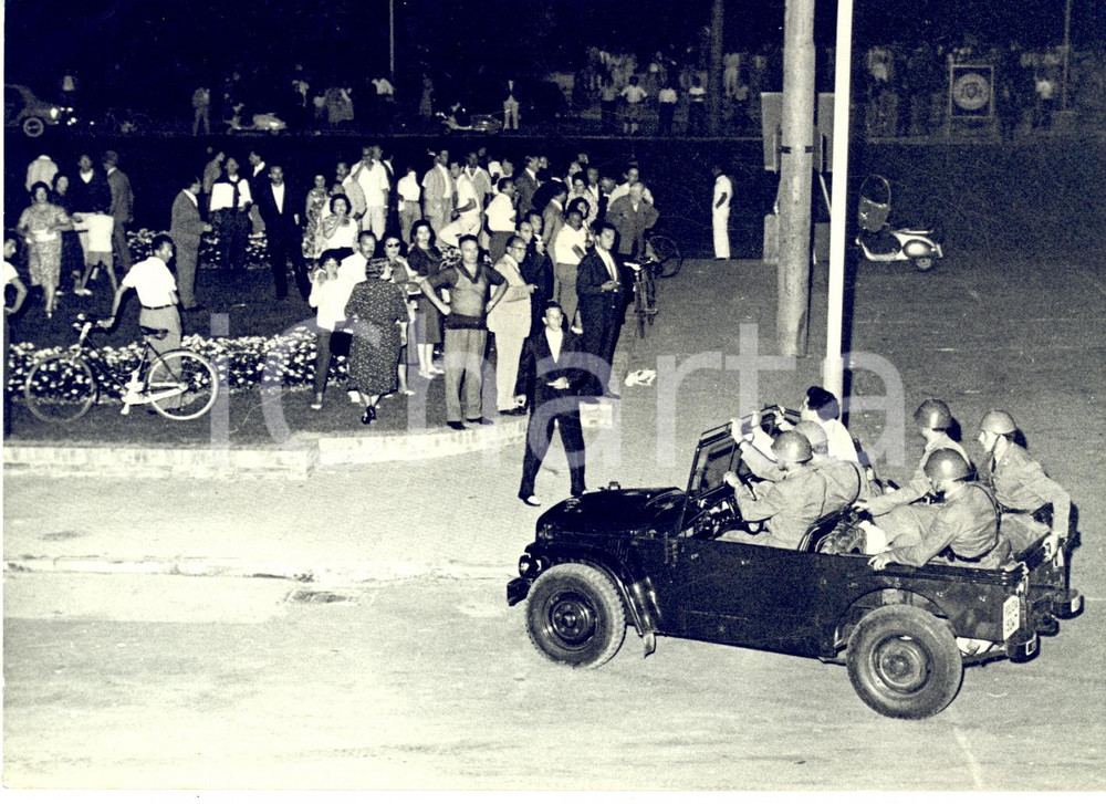 Fotografia d epoca originale 1955 ca LIDO DI VENEZIA Sciopero dipendenti del CasinÃ²  Intervento della CELERE 1