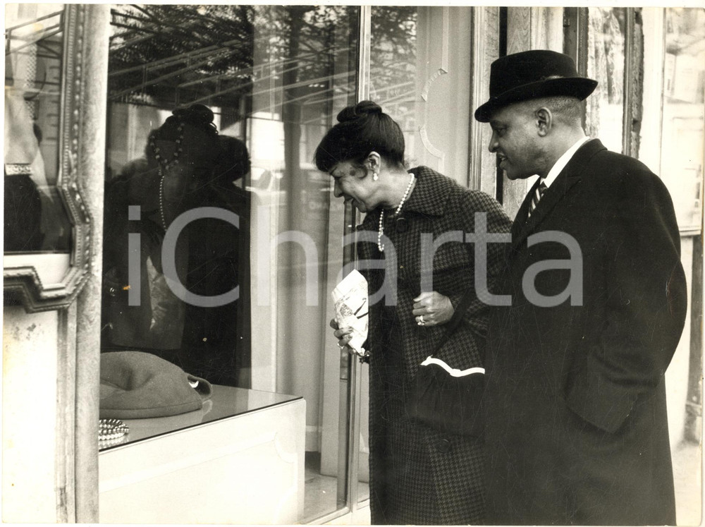 1961 ROMA Lionel HAMPTON a passeggio con la moglie *Fotografia 24x18 cm