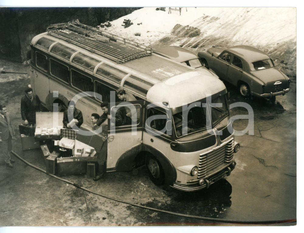 1956 VILLASANTA Confisca sigarette di contrabbando nelle valigie di un pullman