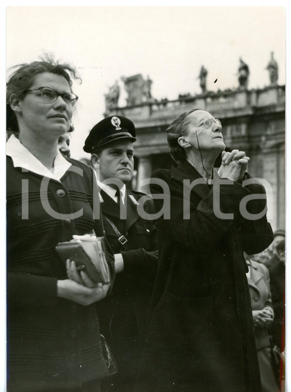 1953 ROMA - SAN PIETRO Fedele in preghiera durante la benedizione Urbi et Orbi