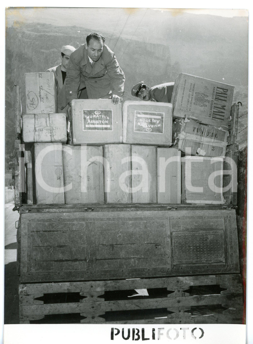 1955 ca PALERMO Guardia di Finanza sequestra sigarette americane di contrabbando