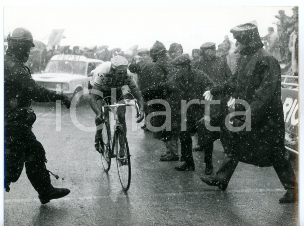 1968 CICLISMO GIRO D'ITALIA Lavaredo - Eddy MERCKX vincitore di tappa *Foto  Fotografia d'epoca con didascalia coeva.  CONDIZIONI: FAIR (bassa qualit&agrave; di stampa) FORMATO: 24x18 cm     originale e autentica 1