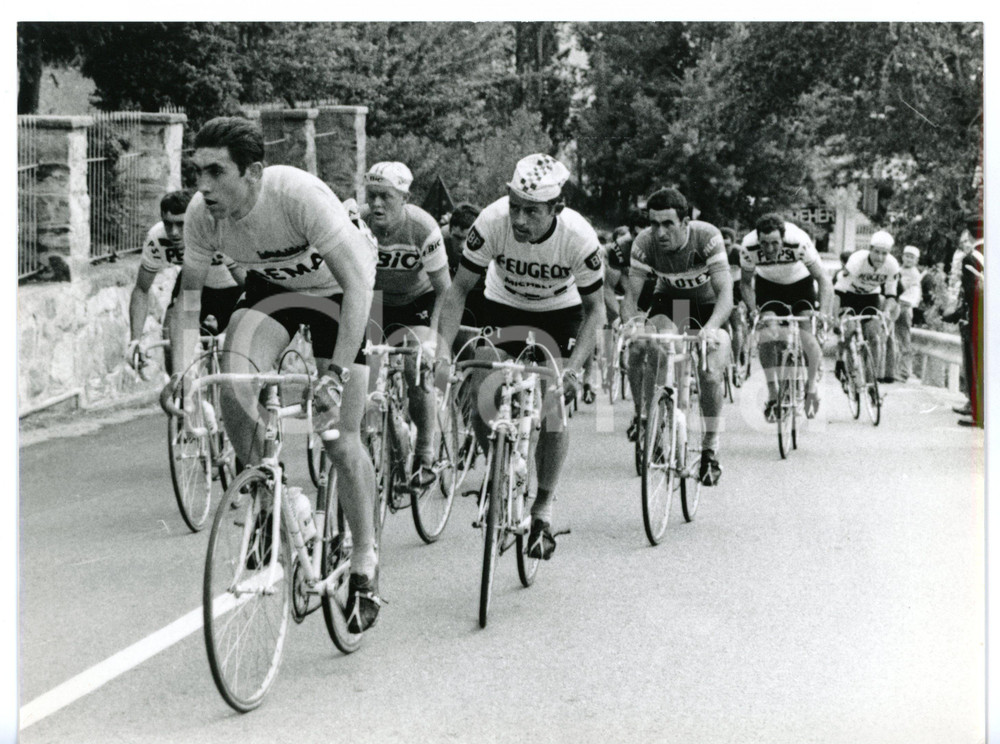 1968 CICLISMO GIRO D'ITALIA Arrivo a SAINT-VINCENT Eddy MERCKX guida il gruppo 