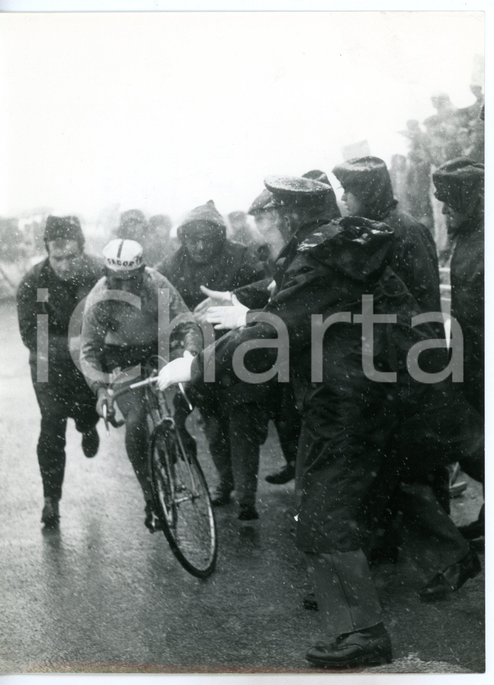 1968 CICLISMO GIRO D'ITALIA Lavaredo - Joaquín GALERA stremato dal freddo *Foto