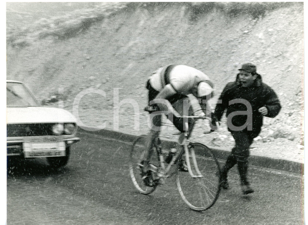 1968 CICLISMO GIRO D'ITALIA Tre cime LAVAREDO Eddy MERCKX esausto sotto la neve