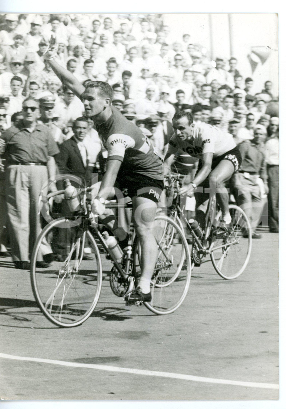 1960 CICLISMO Giro dell'Appennino - Emile DAEMS supera Ercole BALDINI in volata