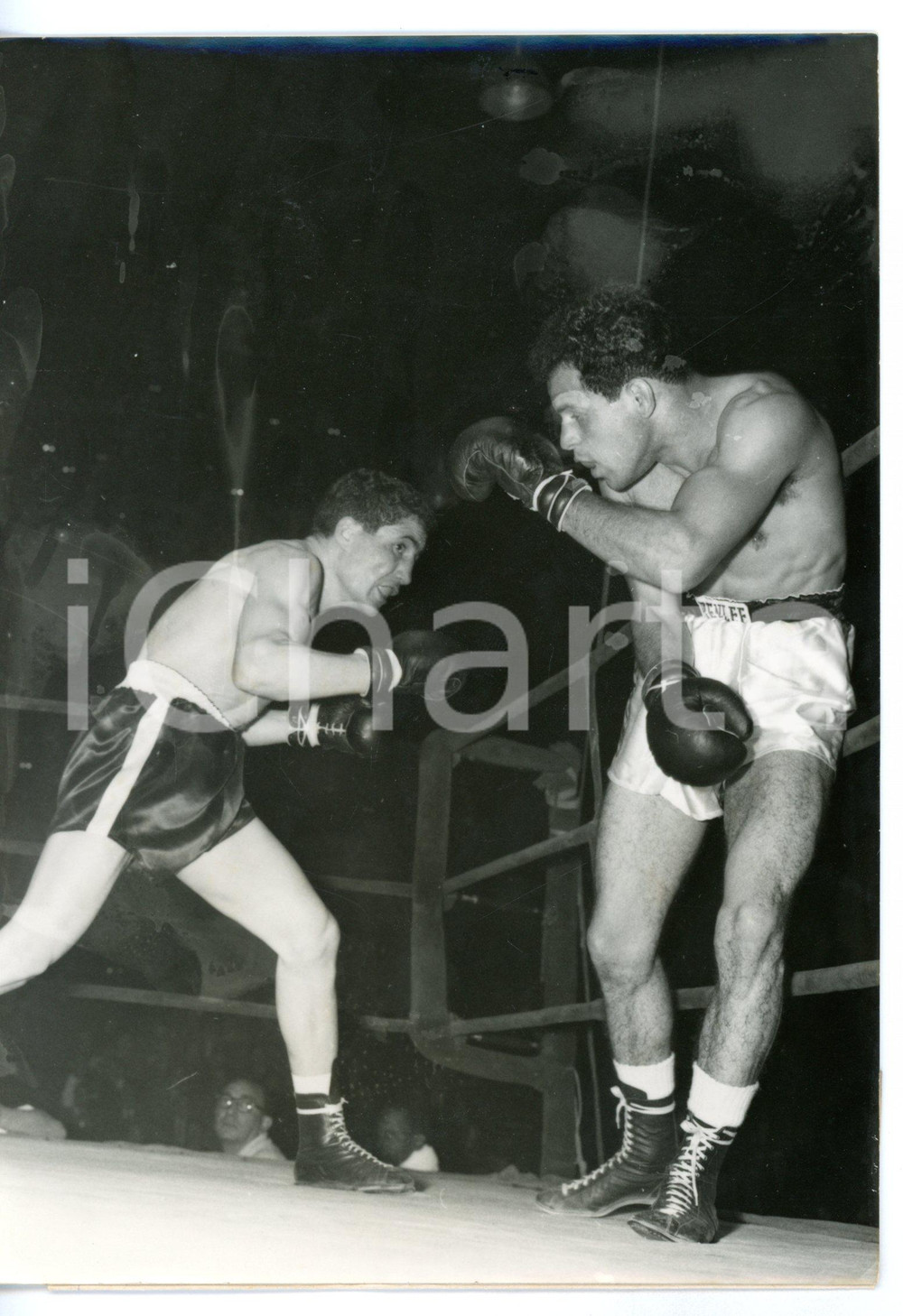 1957 PARIS - BOXE Seraphin FERRER contro Ralph DUPAS - Una fase del match *Foto