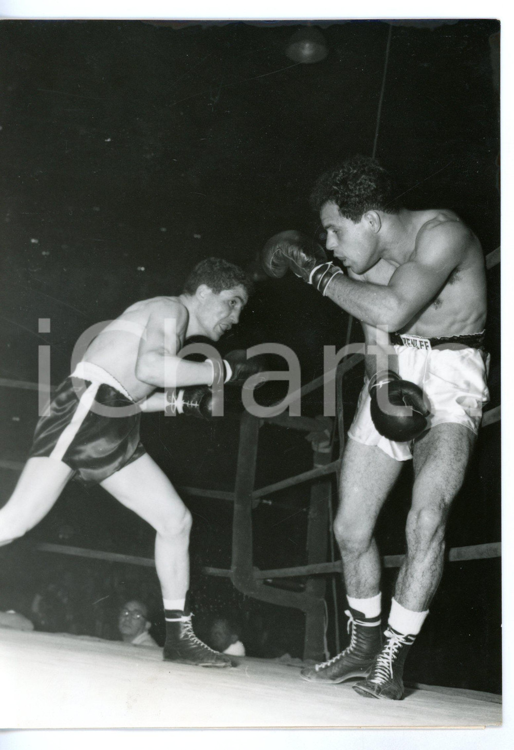 1957 PARIS - BOXE Seraphin FERRER contro Ralph DUPAS - Una fase del match - Foto
