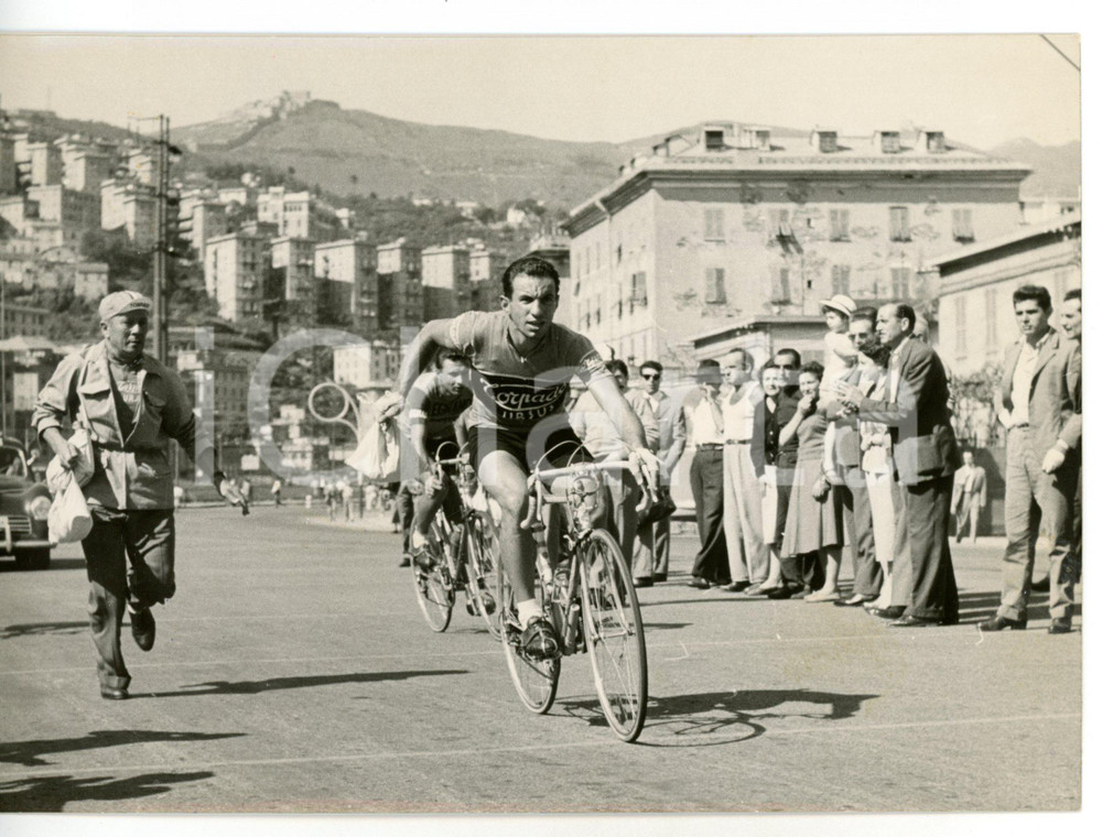 1955 CICLISMO GIRO DELL'APPENNINO Pontedecimo - Rifornimento Nino DEFILIPPIS  Fotografia d'epoca con didascalia coeva.  CONDIZIONI: G FORMATO: 18x13 cm      originale e autentica 1