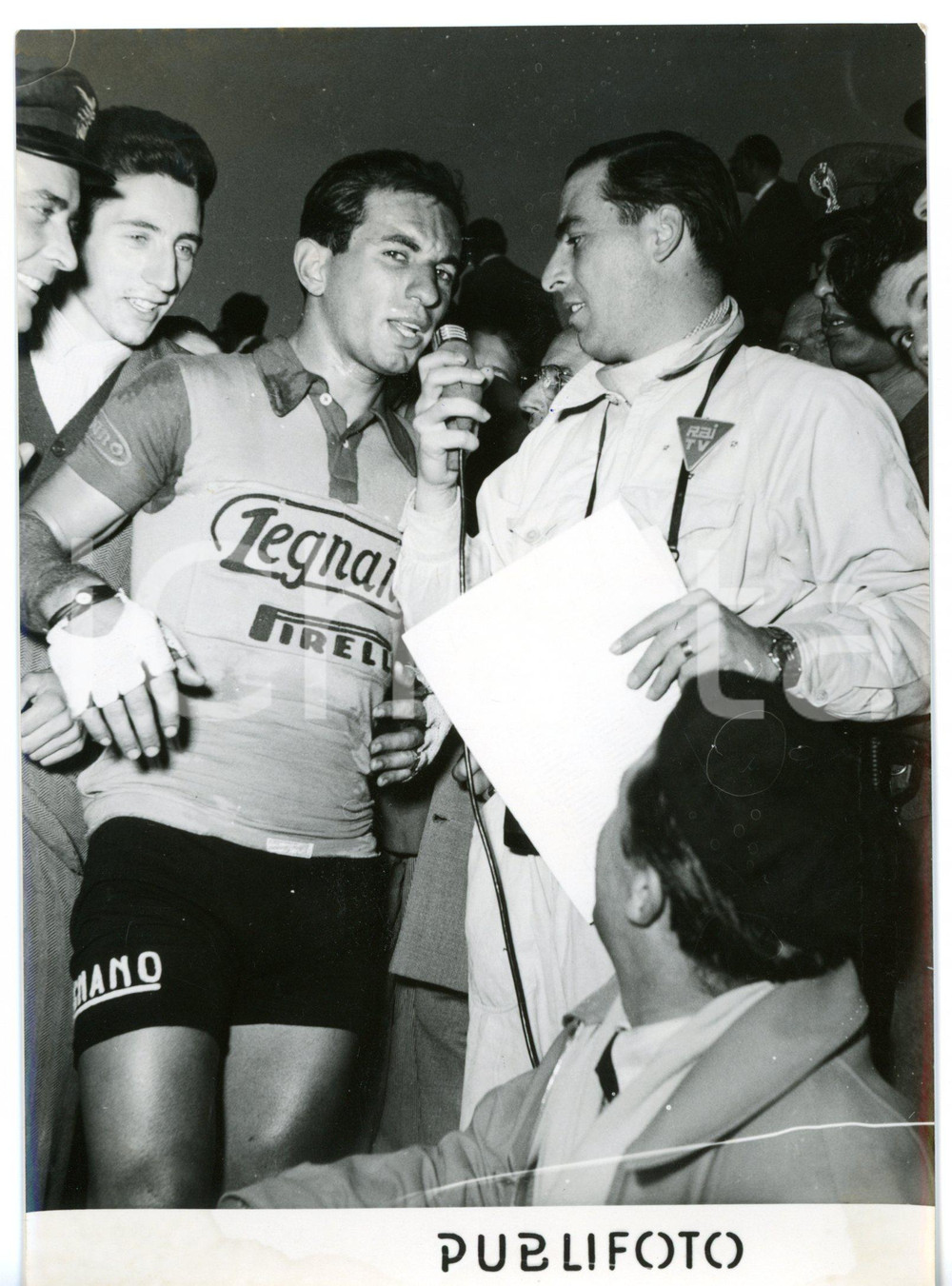 1953 CICLISMO - TRE VALLI VARESINE Nino DEFILIPPIS intervistato dopo la vittoria