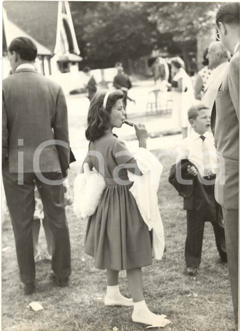 1959 DEAUVILLE Principessa Yasmin AGA KHAN con un ghiacciolo alle gare ippiche