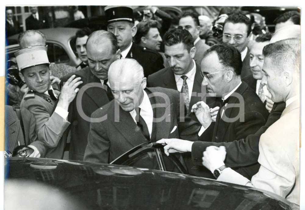 1958 PARIS HÃ´tel Matignon - Generale Raoul SALAN circondato dalla folla *Foto Fotografia d'epoca con didascalia coeva.  CONDIZIONI: G (ma lieve ondulatura al margine destro) FORMATO: 18x13 cm     originale e autentica 1
