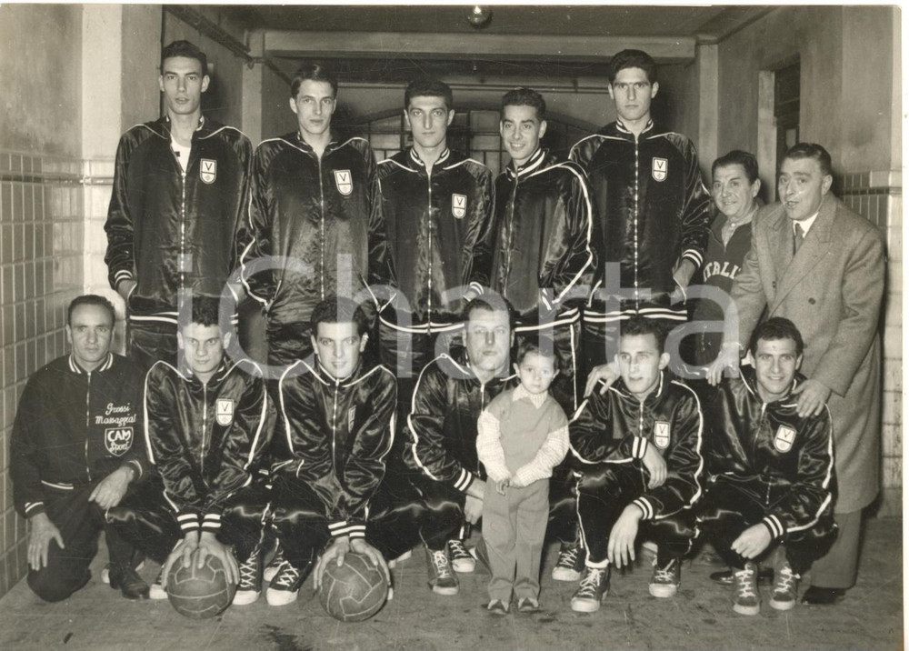 1955 BOLOGNA BASKET Squadra VIRTUS MINGANTI campione d'Italia ^Foto 18x13 Fotografia d'epoca con didascalia coeva al verso.  CONDIZIONI: G FORMATO:  18x13 cm    originale e autentica 1