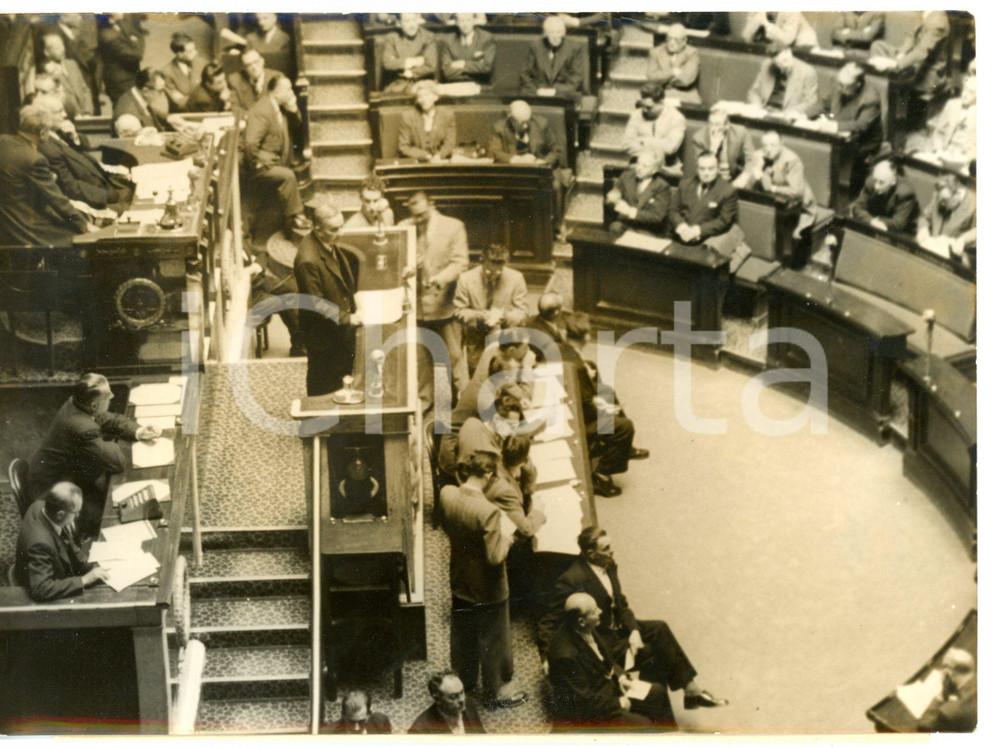 1953 PARIS Crisi ministeriale - Georges BIDAULT chiede l'investitura *Foto 18x13 Fotografia d'epoca con didascalia coeva.  CONDIZIONI: FAIR (bassa qualit&agrave; di stampa; alone diffuso) FORMATO: 18x13 cm     originale e autentica 1