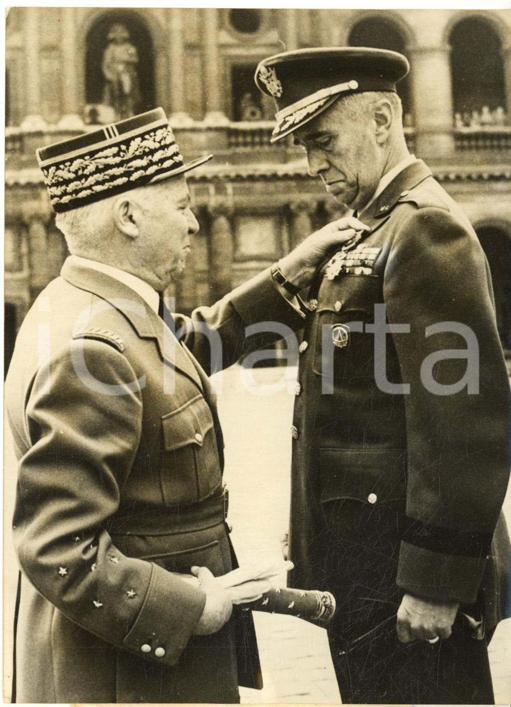 Fotografia d epoca originale 1959 PARIS MarÃ©chal Alphonse JUIN dÃ©core gÃ©nÃ©ral Cortland VAN SCHUYLER Photo 1
