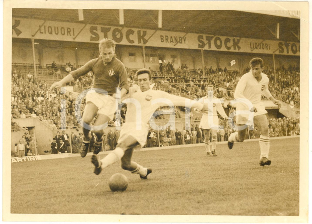 1960 CALCIO SAMPDORIA-FIORENTINA 3-1 Kurt HAMRIN scavalca Mario BERGAMASCHI Foto