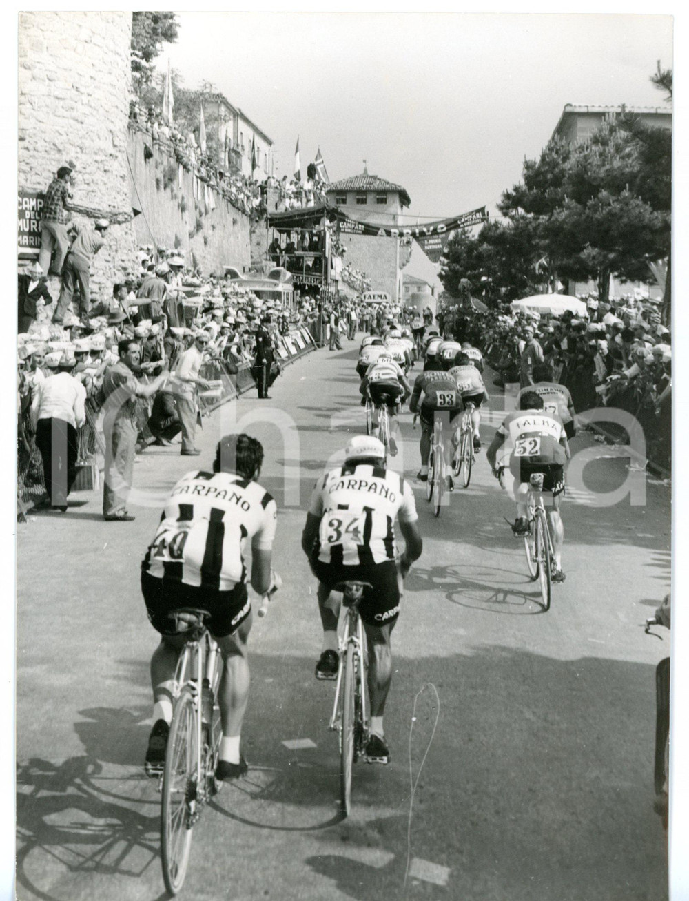 1959 CICLISMO GIRO D'ITALIA - SAN MARINO Il gruppo acclamato dai tifosi *Foto