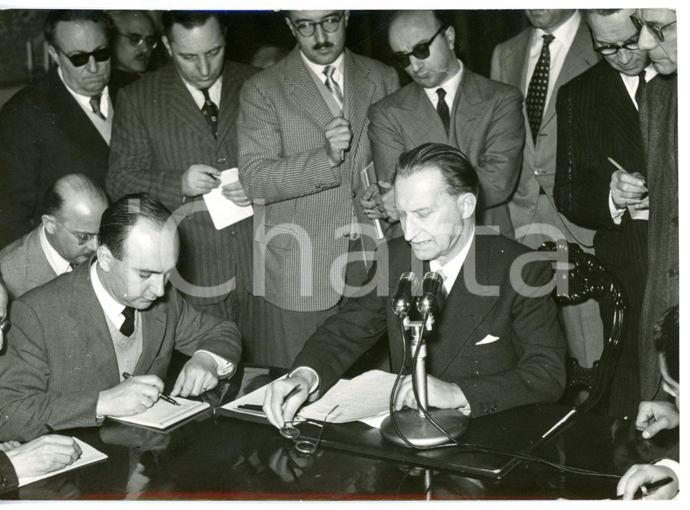1953 ROMA Alcide DE GASPERI in conferenza stampa dopo scioglimento delle Camere Fotografia d'epoca con didascalia coeva.  CONDIZIONI: G FORMATO: 18x13 cm     originale e autentica 1