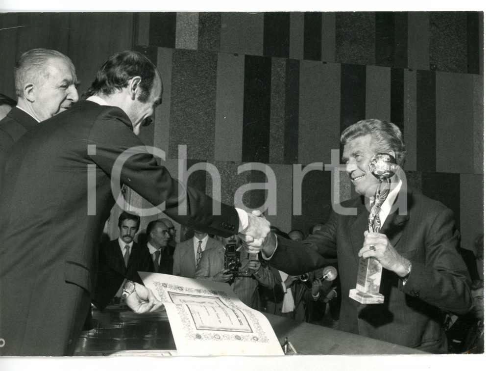 1971 MILANO Giuseppe PELLA consegna a Matteo LEGLER premio QUALITÀ ITALIA *Foto