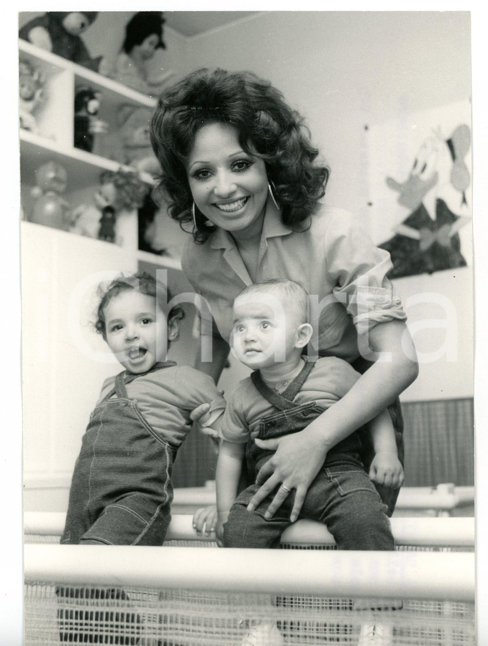 1971 MILANO Lara SAINT PAUL con le figlie Manuela e Guendalina CARIAGGI *Foto