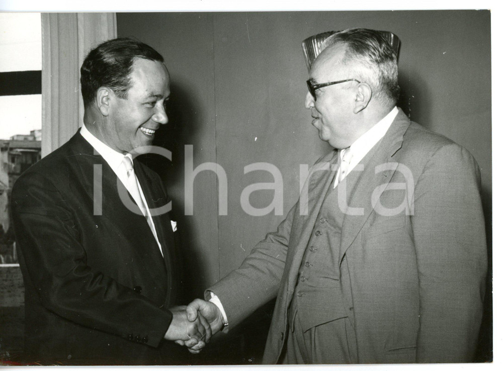 1957 ROMA Silvio GAVA riceve ministro francese Ã‰douard RAMONET *Foto 18x13 cm Fotografia d'epoca con didascalia coeva.  CONDIZIONI: G (ma lievi difetti di stampa) FORMATO: 18x13 cm      originale e autentica 1