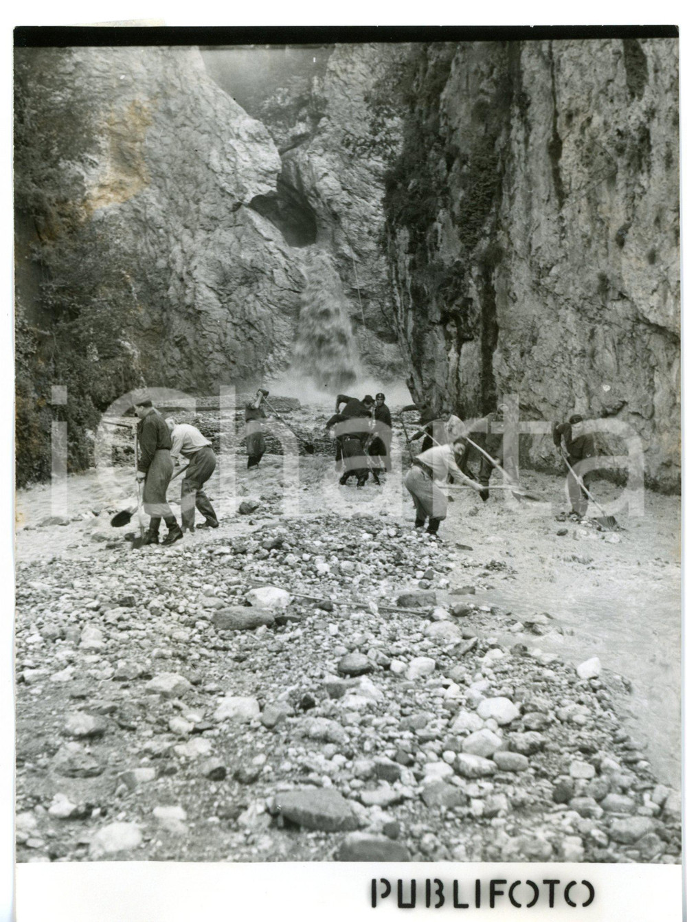 1953 ALLUVIONE A MARONE Vigili del Fuoco durante operazioni di sgombero *Foto