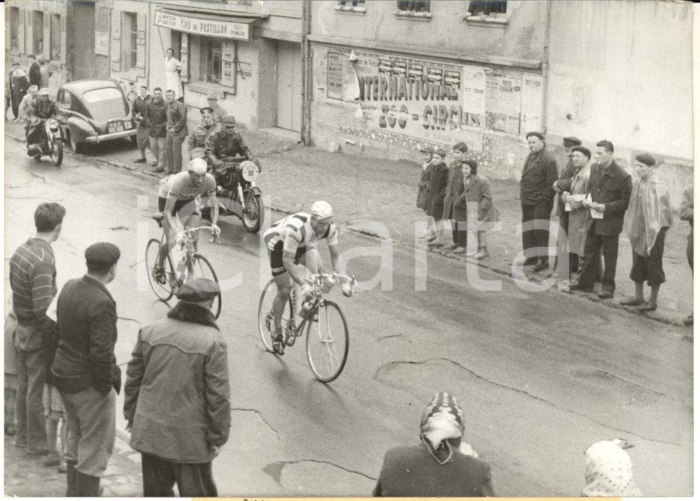 1959 CYCLISME PARIS-ROUBAIX - LARGNEVILLE - Miguel CHACON Germain DERYCKE *Photo  Fotografia d'epoca con didascalia coeva.   CONDIZIONI: FAIR (minimo taglio al margine superiore e lieve piegatura angolare) FORMATO: 18x13 cm     originale e autentica 1