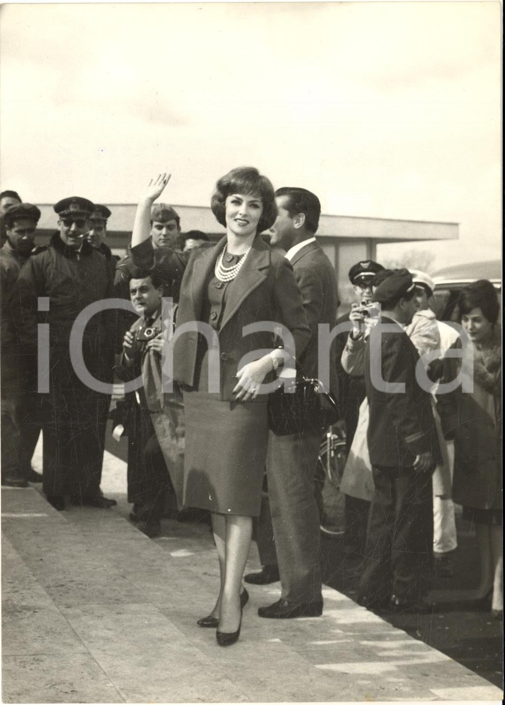 1960 ROMA Gina LOLLOBRIGIDA con il marito Milko SKOFIC al ritorno a casa *Foto