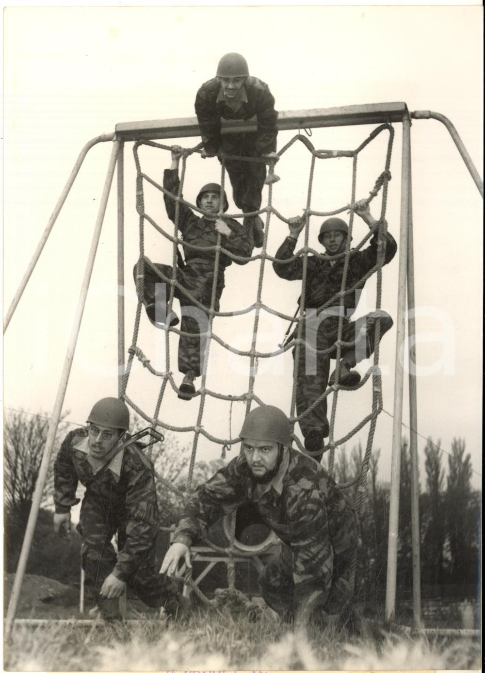 1957 JOINVILLE Festival militaire franco-britannique - Soldats au filet *Photo