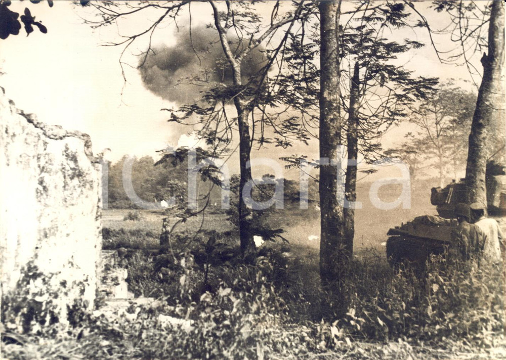 1953 GUERRA D'INDOCINA - HOA BINH Attacco ai ribelli in un villaggio *Foto