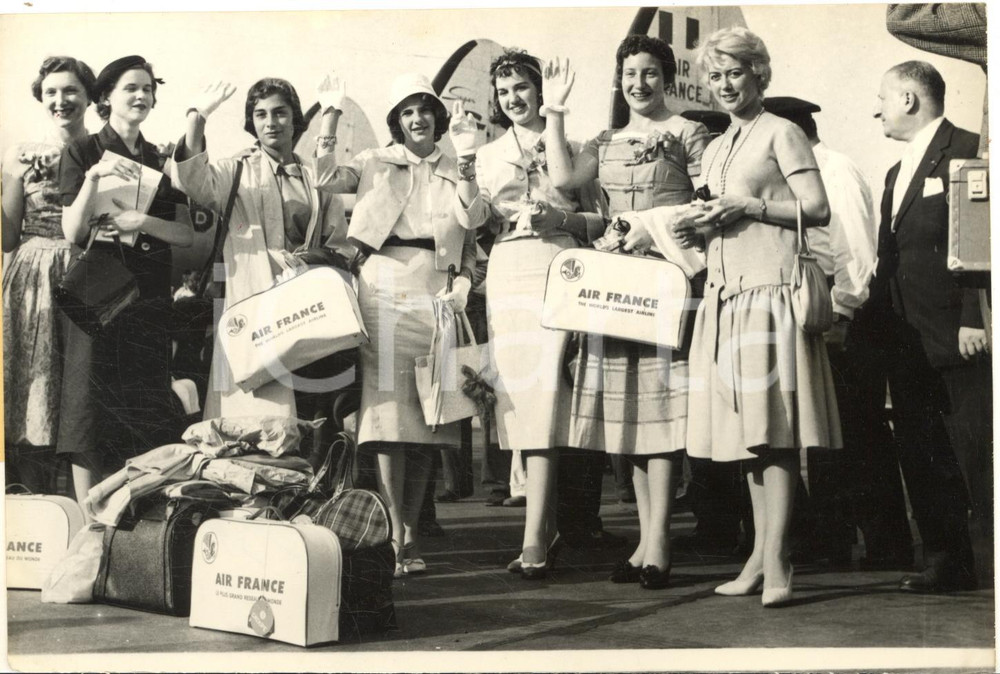 Fotografia d epoca originale 1958 PARIS HÃ©ritiÃ¨res amÃ©ricaines arrivÃ©es par AIR FRANCE pour Bal DÃ©butantes 1