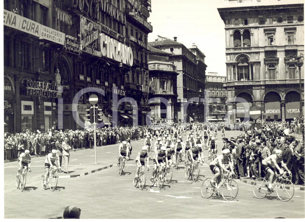 1957 MILANO CICLISMO GIRO D'ITALIA Corridori in Piazza Duomo - Foto 18x13