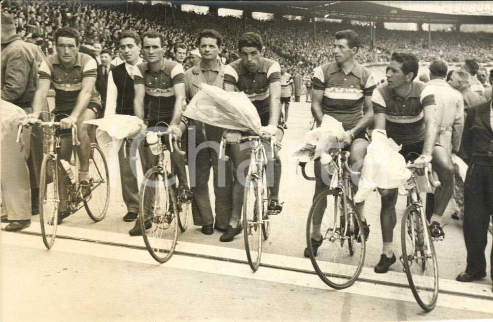 1957 CICLISMO PARIS TOUR DE FRANCE La squadra italiana al Parc des Princes *Foto Fotografia d'epoca con didascalia coeva.  CONDIZIONI: VERY POOR (rigature evidenti)FORMATO: 18x13 cm     originale e autentica 1