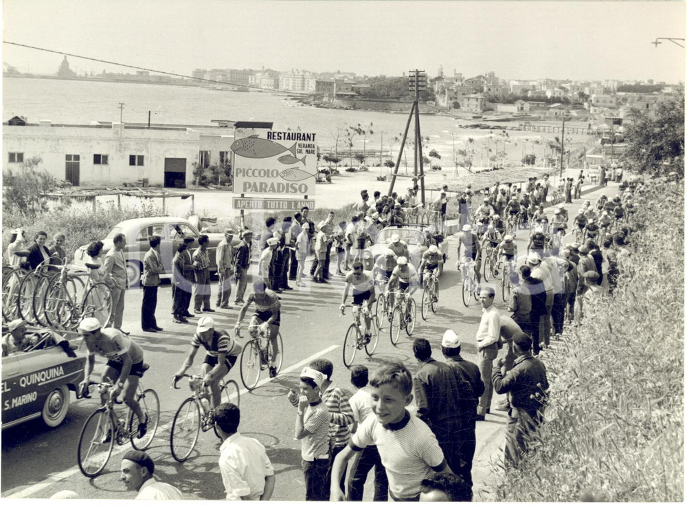 1958 CICLISMO GIRO D'ITALIA Area di ROMA - Passaggio lungo il litorale *Foto