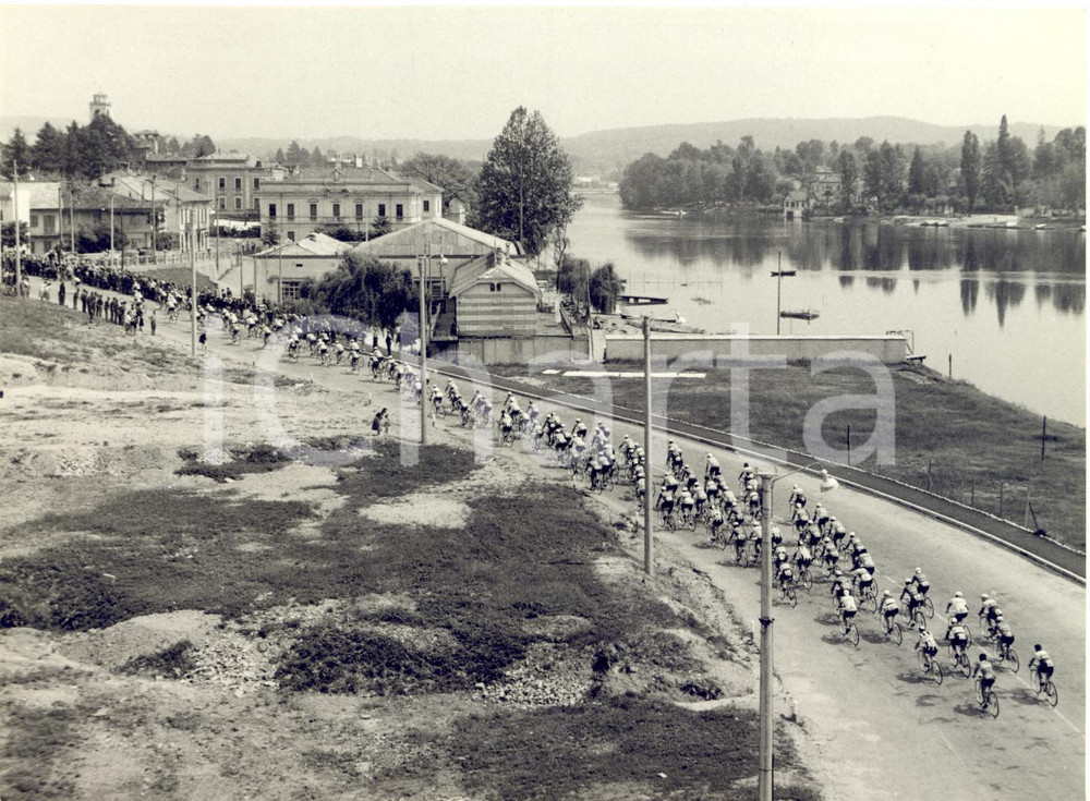 1958 CICLISMO GIRO D'ITALIA SESTO CALENDE Passaggio del gruppo - Foto 18x13