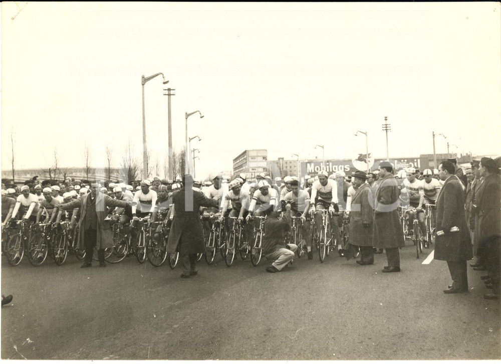 1960 ca CICLISMO MILANO-TORINO I corridori alla partenza (2) - Foto 18x13